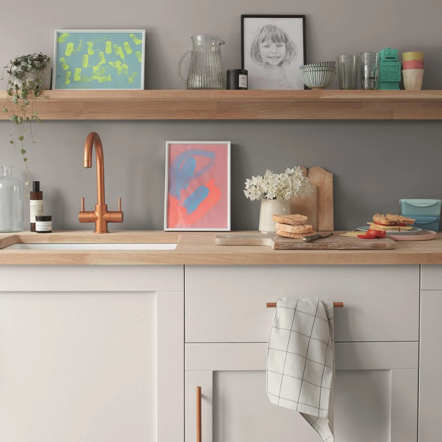 Dulux Weathershield Chic Shadow Satinwood Emulsion Paint, 750ml 4 Dulux Weathershield Chic Shadow Satinwood Emulsion Paint, 750ml - Image 2