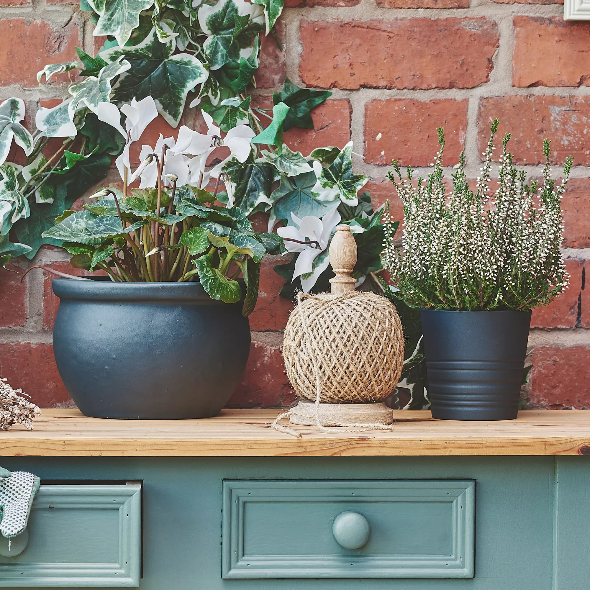 Rust-Oleum Black Sand Matt Furniture Paint, 750ml 6 Rust-Oleum Black Sand Matt Furniture Paint, 750ml - Image 4