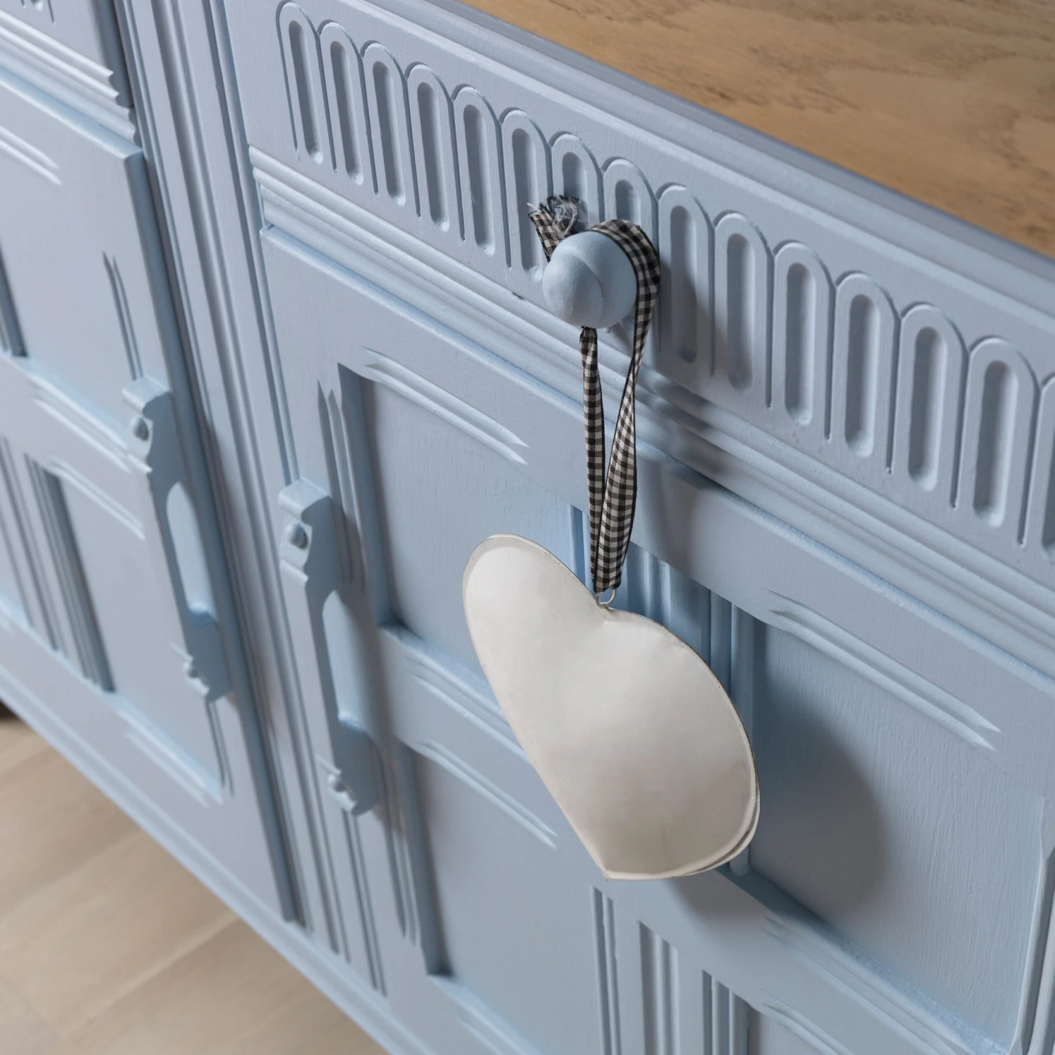 Rust-Oleum Powder Blue Matt Chalky Effect Multi-surface Spray Paint, 400ml 6 Rust-Oleum Powder Blue Matt Chalky Effect Multi-surface Spray Paint, 400ml - Image 4