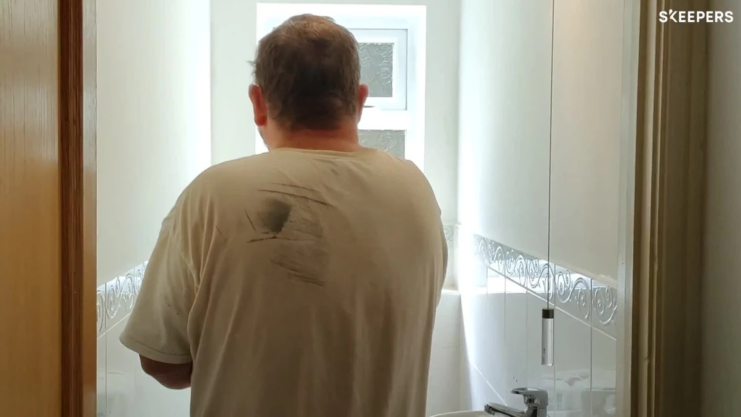 V33 Renovation White Satinwood Wall Tile & Panelling Paint, 2L 4 V33 Renovation White Satinwood Wall Tile & Panelling Paint, 2L - Image 2